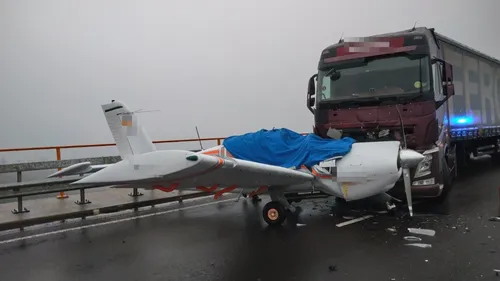 Un petit avion atterrit sur un viaduc (Photo)